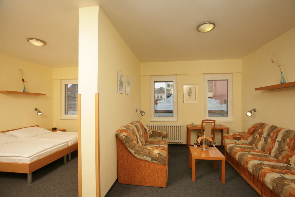 Lh Hotel Medinek Old Town Кутна Гора Екстер'єр фото